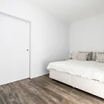 Alure Residences 1 & 24h Self Check-in, Free Parking In Front Of The Building, New Building, Terrace, Cafe With Breakfast In The Building, Next To The Aqua Park *