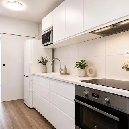 Alure Residences 1 & 24h Self Check-in, Free Parking In Front Of The Building, New Building, Terrace, Cafe With Breakfast In The Building, Next To The Aqua Park * Banská Bystrica