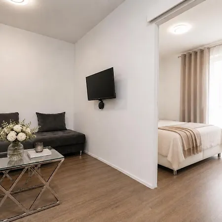 Alure Residences 1 & 24h Self Check-in, Free Parking In Front Of The Building, New Building, Terrace, Cafe With Breakfast In The Building, Next To The Aqua Park Lejlighed Banská Bystrica